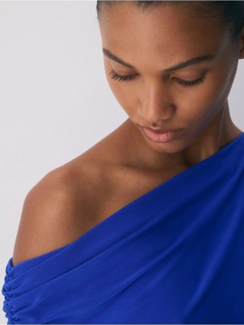 Aritzia Babaton Smooth Matter Gallery Off Shoulder Top Ablaze Blue Medium New - Picture 3 of 9